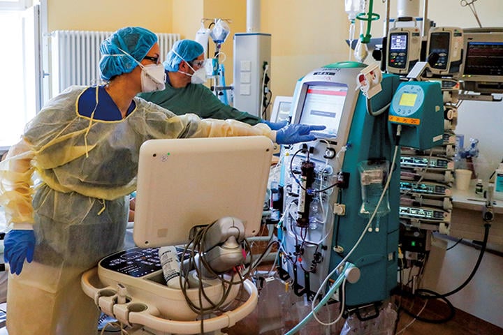 強固な保健医療システムで死者数を抑え、手厚い経済支援で国民の不安軽減に成功したドイツ　FABRIZIO BENSCH-REUTERS