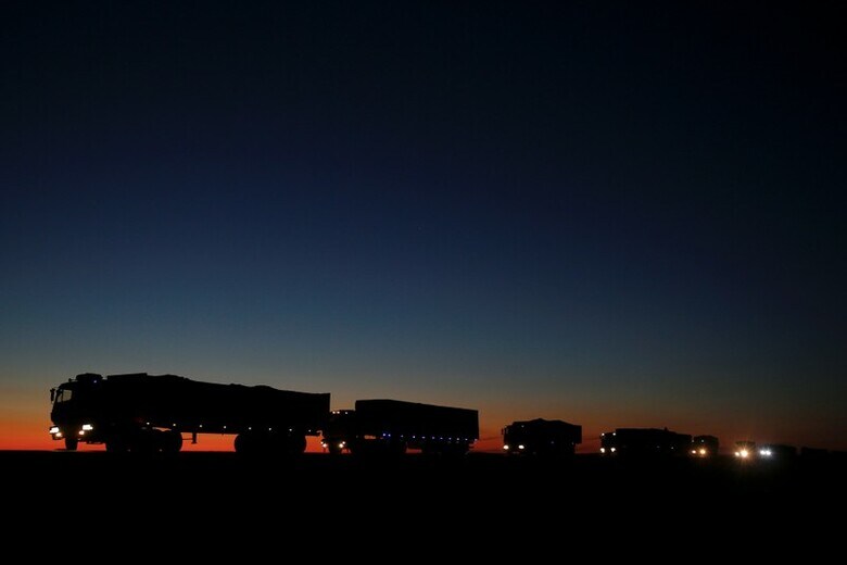 日没時、モンゴルの国境近くで渋滞するトラックの車列。１０月２９日撮影（２０１７年　ロイター/B. Rentsendorj）