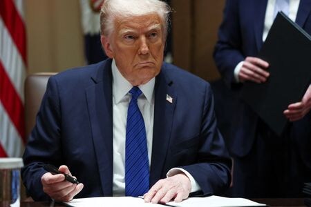 トランプ米大統領は早ければ２６日にも自動車関税について発表する用意を進めているもよう。写真は２５日、ホワイトハウスで撮影（２０２５年　ロイター/Evelyn Hockstein）