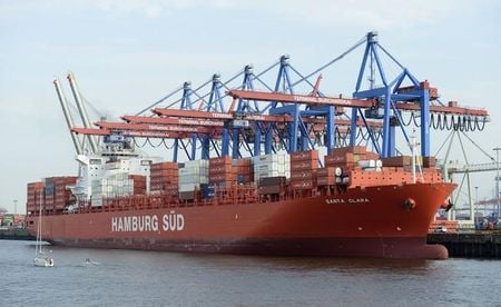 ドイツのＩＦＯ経済研究所は１５日、同国の第１・四半期国内総生産（ＧＤＰ）を０．２％減と予想した。写真は、独ハンブルグ港でドイツ製製品をコンテナ船に積み込む様子。2012年9月10日に撮影。（2023年　ロイター／Fabian Bimmer）