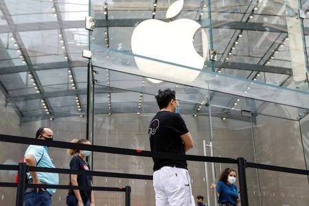 Customers distance before entering an Apple Store during phase one of reopening after the COVID-19 lockdown in New York City, New York, U.S. June 17, 2020. REUTERS/Brendan McDermid