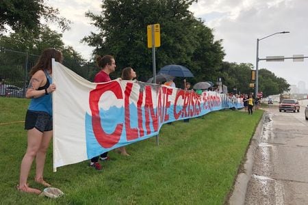 　３月から本格化する今年の株主総会シーズンでは株主提案の大半を気候変動関連が占める見通しで、流れが変わりそうだ。写真はダラスで２０１９年５月、エクソン・モービルの気候関連方針に抗議するため、同社株主総会会場の周辺で行われたデモ（２０２１年　ロイター／Jennifer Hiller）