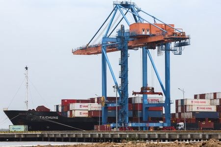 　ベトナム政府のデータによると、５月の対米貿易黒字は１２２億ドルに急増し、前年同月比で約４２％、前月比で１７％増加した。写真は、停泊中の貨物船。４月１６日、ベトナム、ハイフォン港で撮影（２０２５年　ロイター/Athit Perawongmetha）