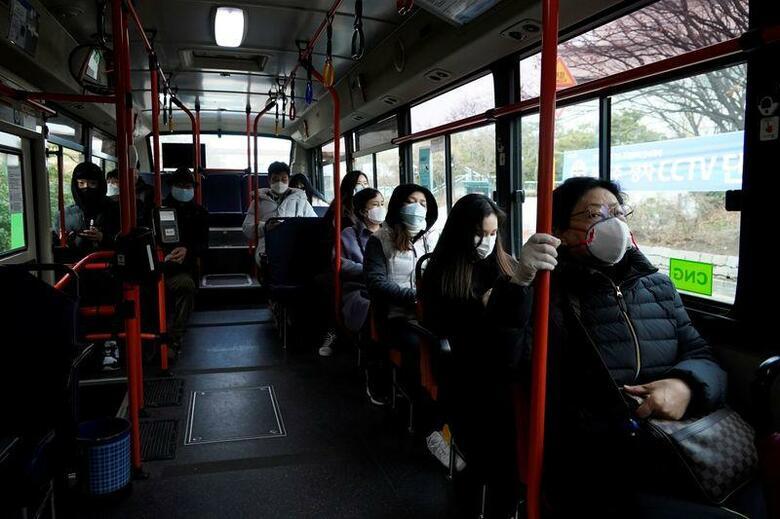 2月28日、韓国、新型ウイルス感染者が2000人突破。写真はソウルで26日撮影（2020年　ロイター／Kim Hong-Ji）