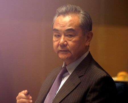 　中国の王毅外相は２５日、インドのジャイシャンカル外相と会談する。インド外務省報道官がロイターに明らかにした。フィリピンのマニラで昨年１月代表撮影（２０２２年　ロイター）