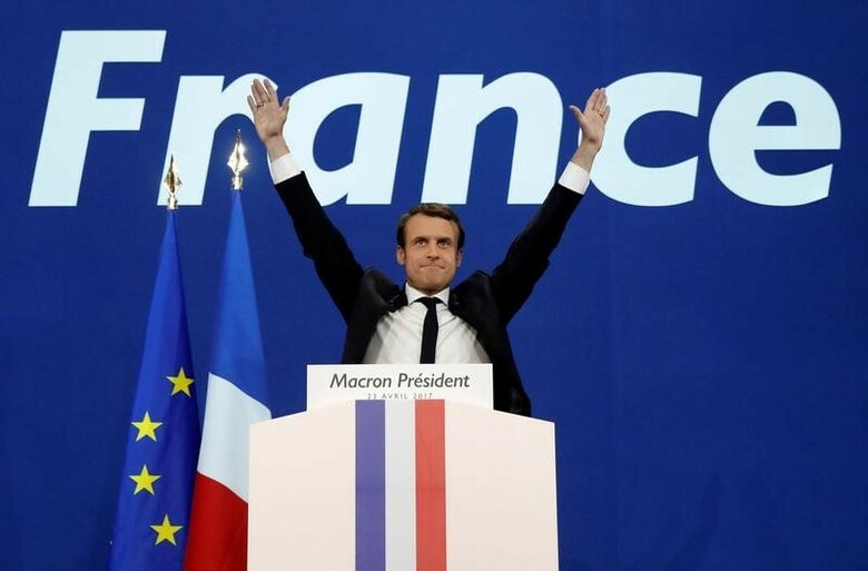 　４月２３日、英国と米国を昨年襲ったポピュリズム（大衆迎合主義）の津波は、フランスの海岸で消滅したのかもしれない。写真は、同日のフランス大統領選第１回投票で、決選投票に進むことになった中道系独立候補のエマニュエル・マクロン前経済相（写真）。パリで撮影（２０１７年　ロイター/Benoit Tessier）