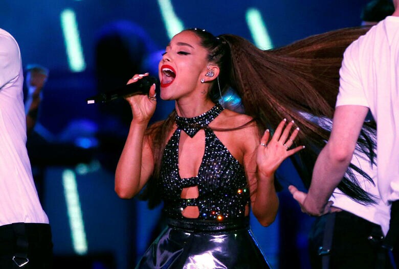 アリアナは「7つの指輪」という意味で「七輪」というタトゥーを入れたようだ　Mario Anzuoni-REUTERS