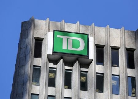 カナダの大手銀行トロント・ドミニオン銀行（ＴＤ）は２８日、米メンフィスに拠点を置くファースト・ホライズンを現金１３４億ドルで買収すると発表した。写真は２０１７年３月、トロントで撮影（２０２２年　ロイター/Chris Helgren）