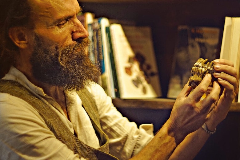 「トーリン」のあごの化石を手にする考古学者ルドビク・スリマック。ゲノムを解析し絶滅の原因に迫った　LAURE METZ