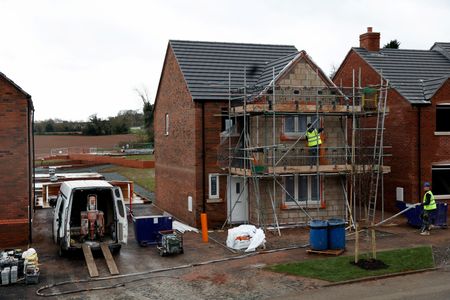 　５月７日、Ｓ＆Ｐグローバル／ＣＩＰＳが発表した４月の英建設業購買担当者景気指数（ＰＭＩ）は４６．６と、好不況の分かれ目となる５０を４カ月連続で下回った。英ウスターの住宅建設現場で２０２４年１２月撮影（２０２５年　ロイター/Temilade Adelaja）