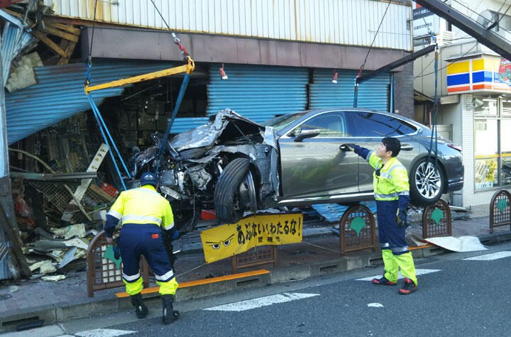 背後の金物店に突っ込み大破した「上級国民」とされる石川達紘弁護士の乗用車　Courtesy of Nobuhiro Sato