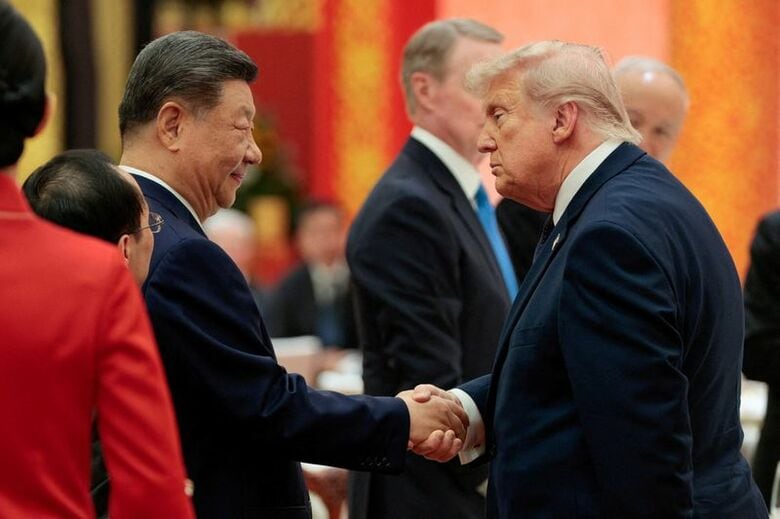 写真は5月14日、北京の人民大会堂で行われた国賓晩餐会で握手する中国の習近平・国家主席とトランプ米大統領。REUTERS/Evan Vucci