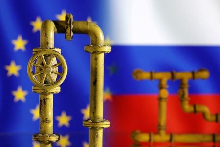 ７月２５日、欧州連合（ＥＵ）欧州議会が、ロシア産天然ガスの輸入禁止を１年前倒しし、２０２７年１月にすることを検討している。写真はEUとロシアの旗とガスパイプラインのイメージ。２０２２年７月撮影（２０２５年　ロイター/Dado Ruvic）