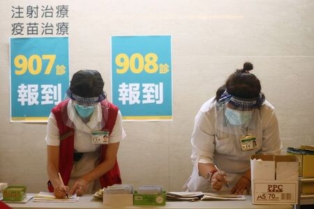 　５月２８日　自民党は午前、外交部会で台湾情勢などを議論し、英アストラゼネカ製など日本が確保した新型コロナワクチンの一部を台湾に提供する案を了承した。写真は５月２０日、台北の医療機関で撮影（２０２１年　ロイター/Ann Wang）