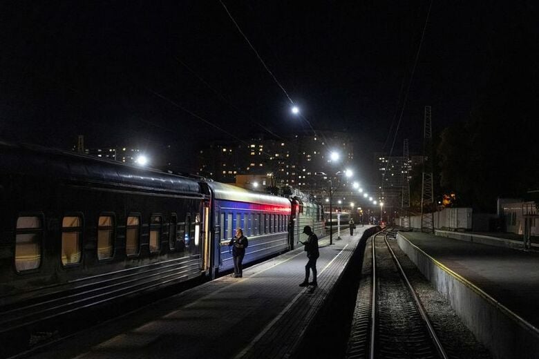駅に停車する夜行寝台列車と乗務員。10月20日、ウクライナのオデーサで撮影。REUTERS/Thomas Peter