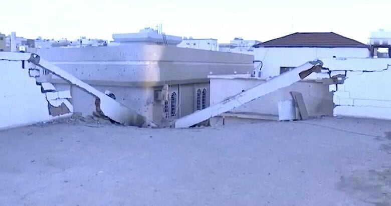 フーシ派の攻撃を受けた建物、サウジ国内で8日撮影された提供動画から Saudi Press Agency/Handout via REUTERS