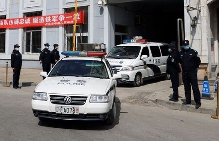 中国で２０１８年にスパイ容疑で逮捕・起訴されたカナダ人企業家、マイケル・スパバ氏の公判が１９日、遼寧省丹東市の中級人民法院（地裁）で非公開で行われた。人民法院を出る警察車両、１９日撮影。（２０２１年　ロイター/Carlos Garcia Rawlins）
