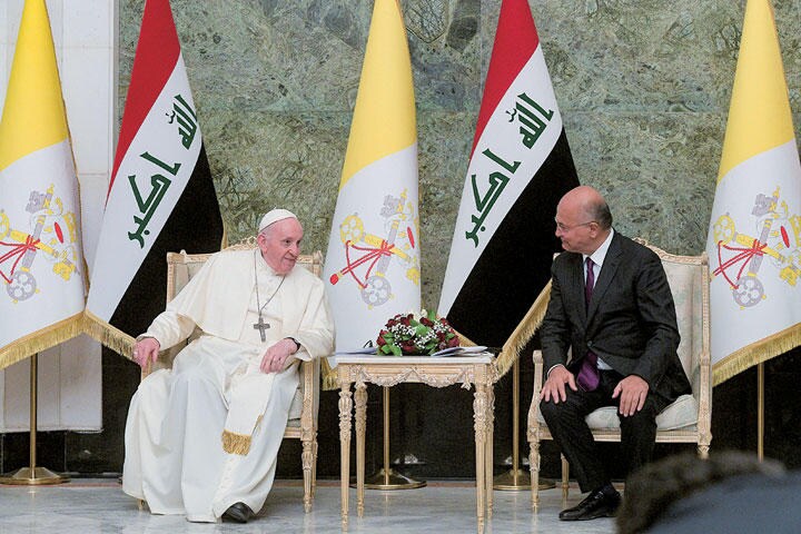 イラクのサリフ大統領（右）と会談する教皇フランシスコ（バグダッド）　Vatican Media-Handout-REUTERS