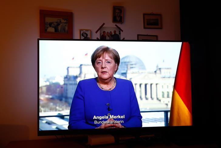 ドイツのメルケル首相は１８日、新型コロナウイルスへの対策として人混みを避けるなど予防規則を守ることが重要だとした上で、国民に対し「戦時体制の結束」を呼び掛けた（２０２０年　ロイター/FABRIZIO BENSCH）