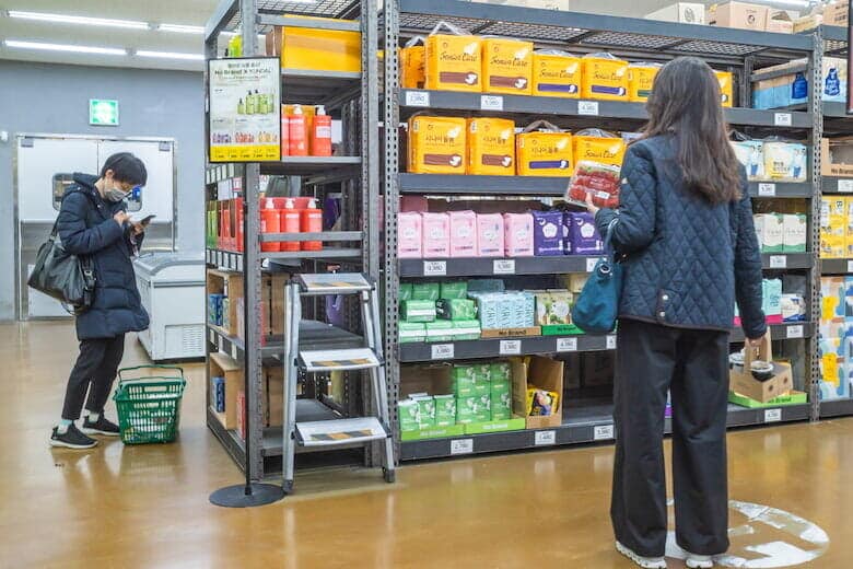 江南にあるスーパーの生理用品売り場