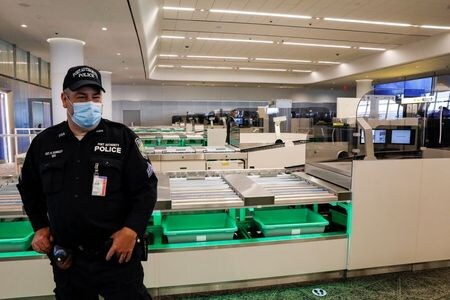 米ニューヨーク市のデブラジオ市長は５日、新型コロナウイルス感染者が急増している３５州から同市を訪れる旅行者の隔離義務順守を確実にするため、駅やトンネルなどに検問所を設けると発表した。ニューヨークのラガーディア空港で６月撮影（２０２０年　ロイター/BRENDAN MCDERMID）