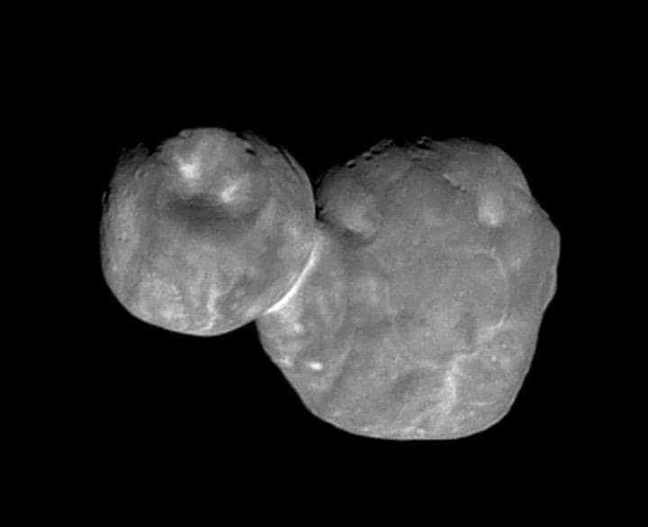 ニュー・ホライズンズがカイパーベルト天体ウルティマ・トゥーレを撮影した画像。「雪だるま」と呼ばれる球状の天体が2つ接触した形状だと思われていた。Credit: NASA/Johns Hopkins University Applied Physics Laboratory/Southwest Research Institute