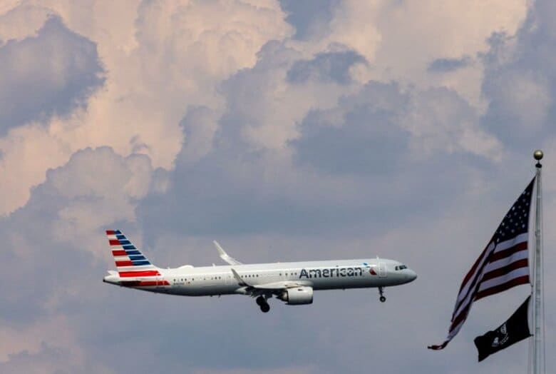 写真は米ワシントン上空を飛行するアメリカン航空の旅客機。2024年8月撮影。REUTERS/Umit Bektas
