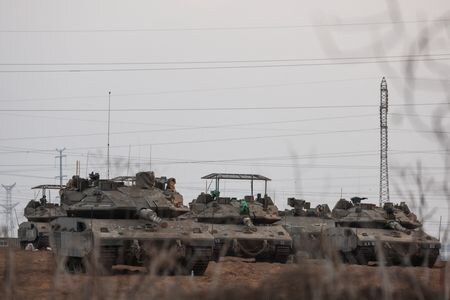イスラエルのガラント国防相は９日、イスラエルの「敵と友人」に対し、パレスチナ自治区ガザ（写真）およびイスラエル北部での戦争の目的を達成するために必要なことは何でも実施すると伝えた。２０２３年１０月撮影（２０２４年　ロイター/Violeta Santos Moura）