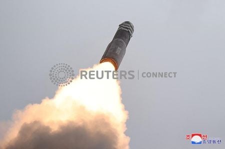 　１２月１５日、韓国大統領府の金泰孝国家安保室第１次長は１５日、北朝鮮が今月、大陸間弾道ミサイル（ＩＣＢＭ）を発射する可能性があるとの見方を示した。写真は北朝鮮が発射したＩＣＢＭ。７月に配信された提供写真（２０２０年　ロイター／Korean Central News Agency）
