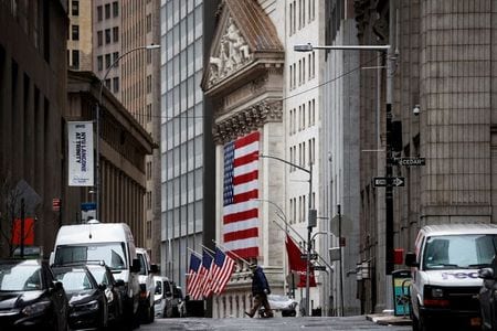 　４月７日、米国株式市場は値動きの激しい展開となる中、反落して取引を終えた。ＮＹＳＥ、３日撮影（２０２０年　ロイター／Mike Segar）