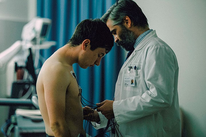 心臓外科医のスティーブンは父親を失ったマーティンを何かと気に掛けているが　(c)2017 EP SACRED DEER LIMITED, CHANNEL FOUR TELEVISION CORPORATION, NEW SPARTA FILMS LIMITED