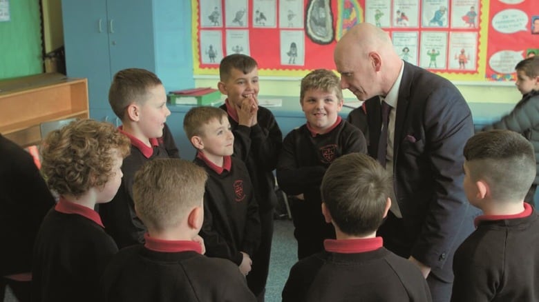 マカリーヴィー校長は子供たちのどんな意見も尊重し、予想外の答えを楽しみながら対話する　©SOILSIÚ FILMS, AISLING PRODUCTIONS, CLIN D’OEIL FILMS, ZADIG PRODUCTIONS, MMXXI