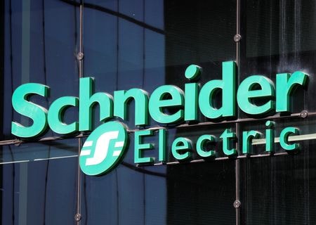 　フランスの複合企業シュナイダーは８月２４日、過半株を保有する英ソフトウエア大手アヴィバについて、残りの株式取得を検討していると発表した。写真はシュナイダーのロゴ。２０２０年４月、パリ近郊で撮影（２０２２年　ロイター/Charles Platiau）