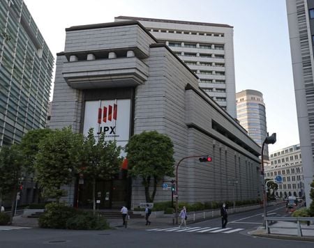 　３月３１日、  寄り付きの東京株式市場で、日経平均は前営業日比１５４円３７銭安の２万９２７８円３３銭となり、反落した。２０２０年１０月２日撮影（２０２１年　時事通信）