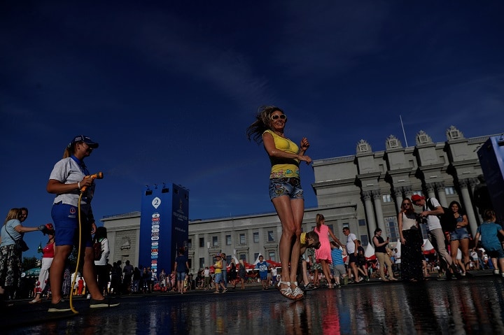 ウルグアイ対フランス戦を控えたサマラで観客に水をかけるボランティア（7月6日）Carlos Garcia Rawlins-REUTERS