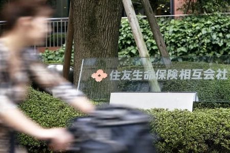 　１０月２３日、住友生命保険は２０２０年度下期の一般勘定運用計画について、国内では超長期債への投資を増やし、海外では高格付けで相対的に高利回りの外貨建てクレジット資産への一段の投資を進める方針を明らかにした。都内で２００９年撮影（２０２０年　ロイター）