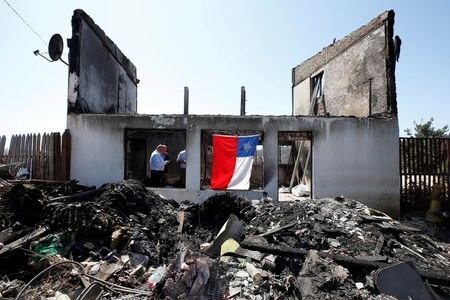 チリの沿岸都市バルパライソでクリスマスイブに森林火災が発生、住宅２４５棟以上が被害を受け、７００人が自宅を失った。写真は１２月２６日、バルパライソで撮影（２０１９年　ロイター/Rodrigo Garrido）