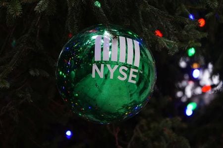 　１２月２８日、米証券取引委員会（ＳＥＣ）はこのほど、ニューヨーク証券取引所（ＮＹＳＥ）が提案した資金調達を伴う直接上場（ダイレクトリスティング）方式を承認した。しかし資本調達に詳しい市場関係者は新方式について、スタートアップ企業の一部は飛びつくが、ほとんどの企業は今後も新規株式公開（ＩＰＯ）による調達を選ぶと見込んでいる。１６日、ＮＹ証取で撮影（２０２０年　ロイター/Carlo Allegri）