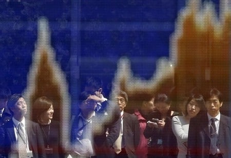 　６月８日、東京株式市場で日経平均は続伸。５月中国貿易収支で輸入が小幅の減少にとどまり、安心感につながった。原油相場の上昇を受けて石油関連株が堅調。写真は都内の株価ボード。２０１５年３月撮影（２０１６年　ロイター／Issei Kato）