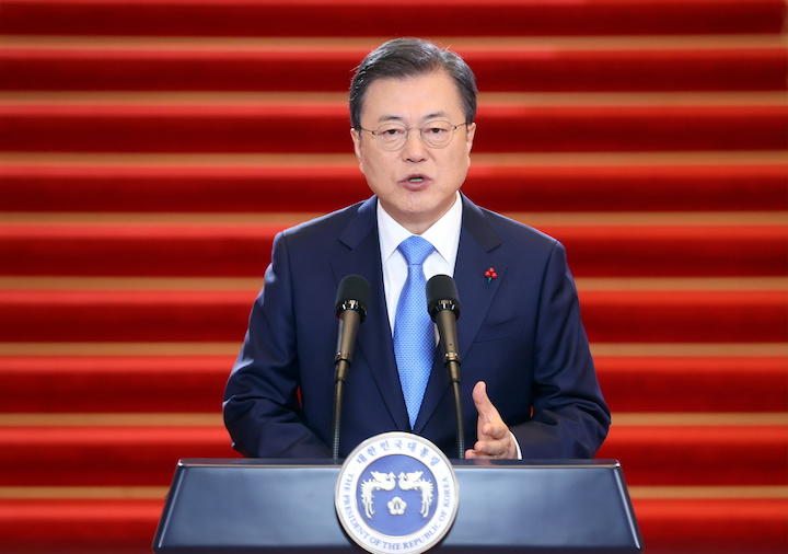 外交でも内政でもほとんど成果がなく支持率急落の窮地にある文在寅　Yonhap News Agency/REUTERS