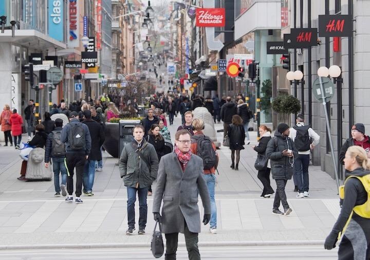 マスクをする人もほとんどいないストックホルム（４月1日）　TT News Agency/Fredrik Sandberg via REUTERS