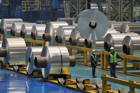 財新／Ｓ＆Ｐグローバルが１日発表した２月の中国製造業購買担当者景気指数（ＰＭＩ）は５１．６と前月の４９．２から上昇し、７カ月ぶりに好不況の分かれ目である５０を上回った。写真は２０１９年１１月、山東省鄒平県で撮影（２０２３年　ロイター）