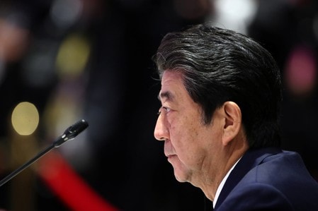 　１１月１５日、政府が現在策定中の災害・経済対策の規模として、最低４兆円程度が必要との意見が出ている。写真は安倍首相。バンコクで４日撮影（２０１９年　ロイター／Soe Zeya Tun）