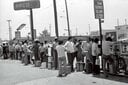 ロサンゼルスのガソリンスタンドに長蛇の列ができた（1979年）　BETTMANN/GETTY IMAGES