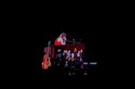 【動画】テイラー・スウィフト、ライブ中に「虫」が口に飛び込み「飲み込んでしまう」瞬間...歌い続けられず演奏中断
