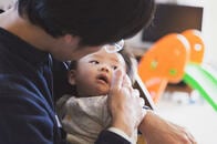 見過ごされがちだった、父子家庭が抱える生活・育児の困難