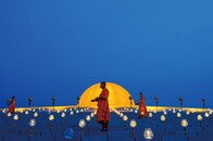 21万個のランタンは、苦しむ「微笑みの国」の未来に光をもたらすか