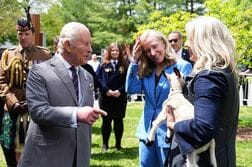 英国王夫妻が4日間の国賓訪米終了、トランプ氏に別れのあいさつ