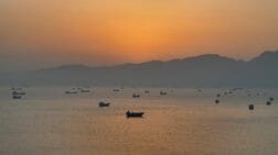 ホルルムズ海峡の通航帯に機雷らしき浮遊物、オマーン当局が注意呼びかけ