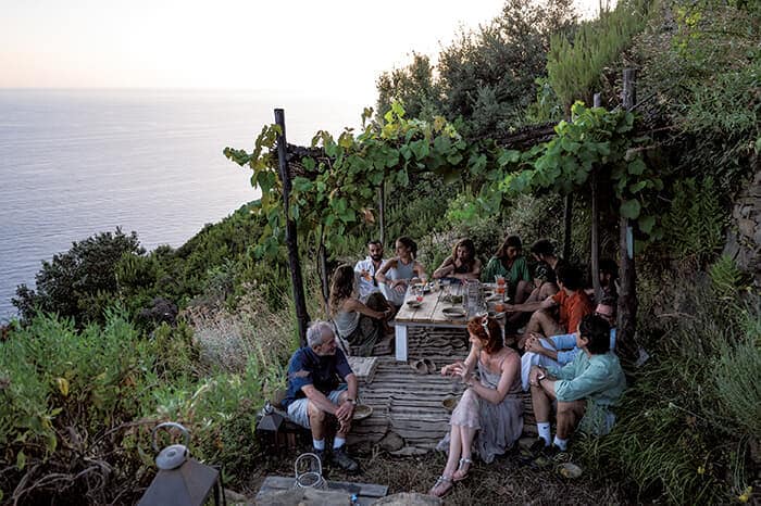 北西部リグーリア州ラ・スペツィアの集落シャイロで行われた結婚パーティー。ミラノで働く専門職カップルの2人はこの数年、徒歩でしかアクセスできない斜面に位置するこの集落で多くの時間を過ごしている